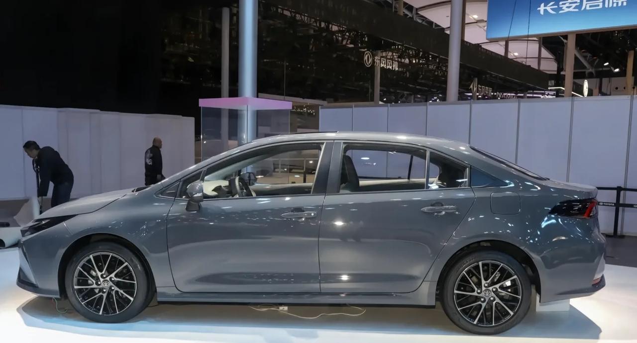 马年就开“千里马”！卡罗拉双擎，一箱油跑1000公里，智能省油又顾家！🐎🚗