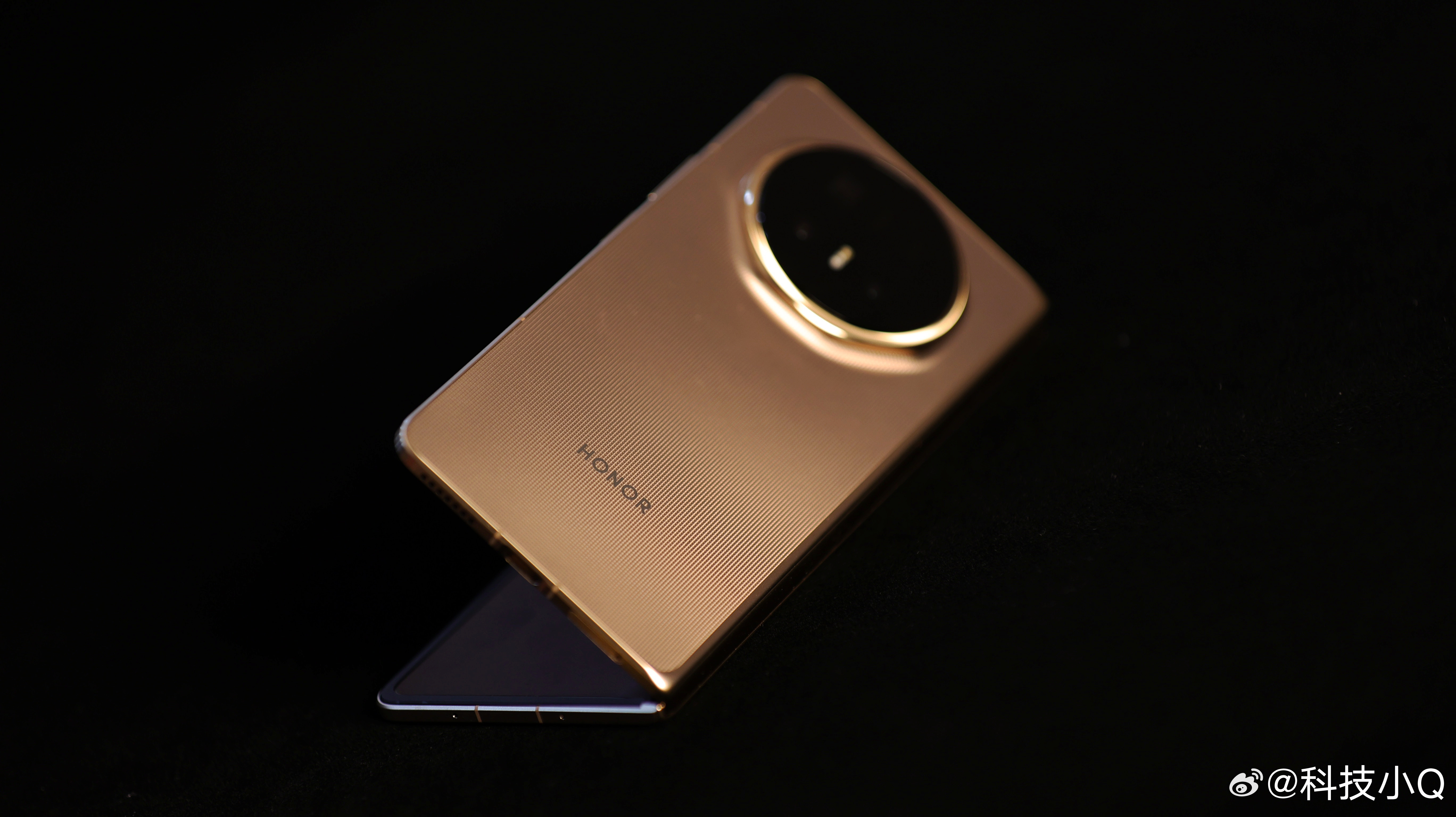 荣耀MagicV6开箱来啦~！这次我依然是旭日金的配色但是.....它与V