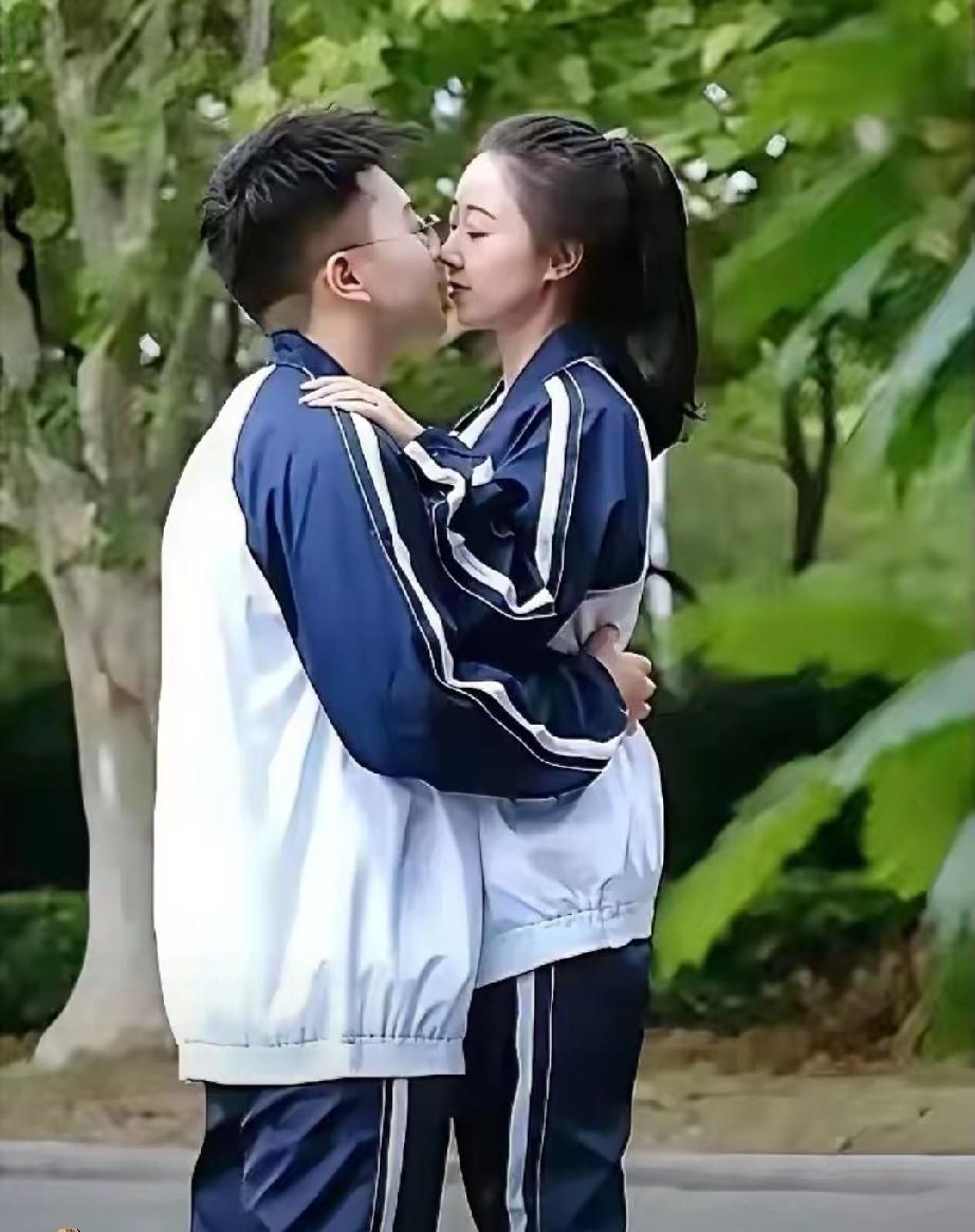 一位高中的老师吐槽，班上的一对男女同学早恋了，也把他们双方的父母亲都叫来开会了，