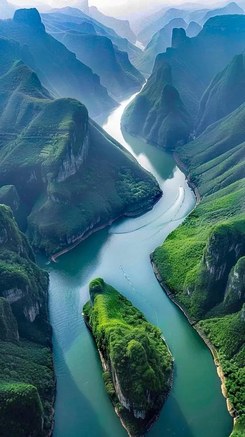 沧海秋山千里幽；江河春水万层波。