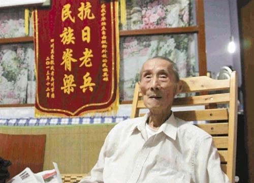 1942年，黄士伟在路上埋60枚地雷阻击日军，准备预测日军会停下的地方时，他突然