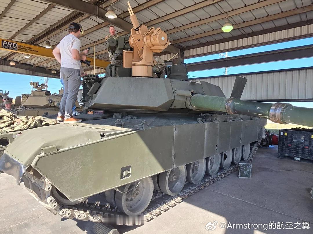 美军艾布拉姆斯和布雷德利测试“牛蛙”反无人机系统的适配性，这是一种轻型低功耗的自