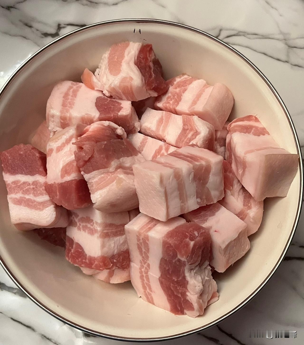 看看这点五花肉还不错吧，自己做做“红烧肉”，感觉还挺不错的…