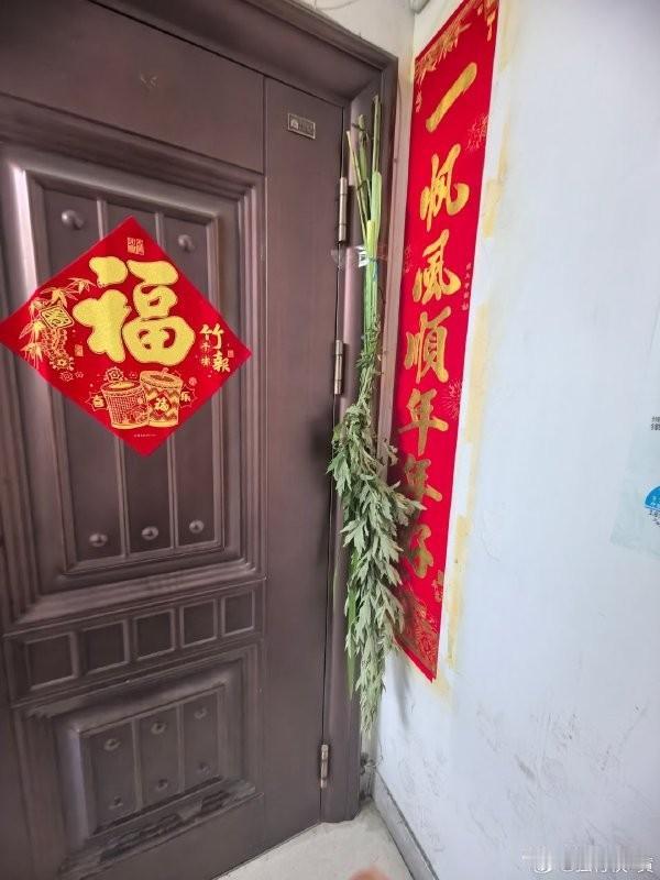 端午节快要来了，超市菜市场这些地方都摆上了新鲜的艾草，建议大家都买个2把回家。