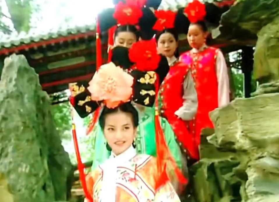 才发现，早期的还珠一，红配绿竟然是那么好看啊！以前经常有人说穿红配绿的服饰实在是