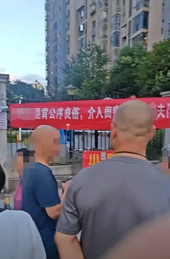 “伤敌一千自损八百！”湖南长沙，女子发现老公偷偷和自己的闺蜜出轨，一气之下，来到