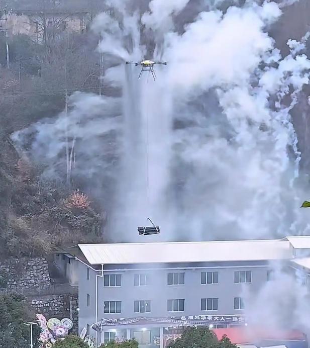 “开眼界了！”近日，贵州遵义，一村民家办白事，要将一口934斤重的棺材运上山土葬