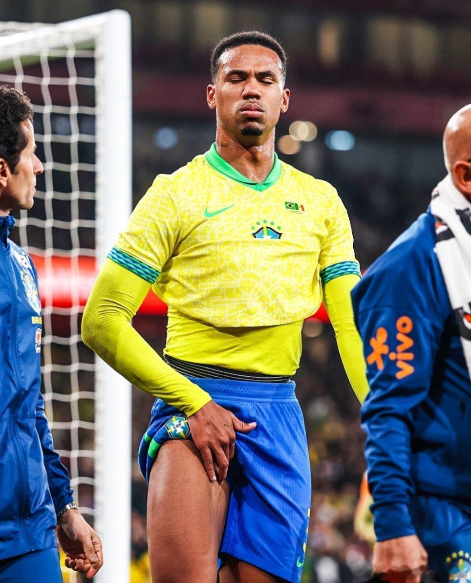 【伤退】加布里埃尔在巴西队因为内收肌问题下场，归期未定。阿森纳接下来三场比赛两场