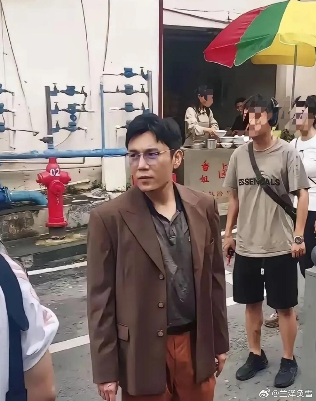 伊能静老公原来长这样，这身造型挺朴实的。​