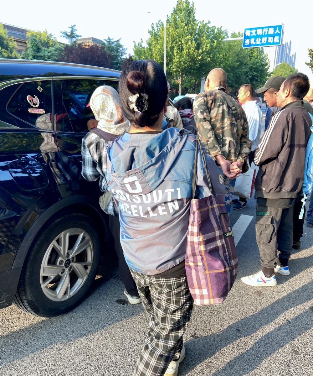 山东黄岛劳务市场打工人竞争激烈，出现“抢活”场景9月20的山东黄岛区的劳务市场