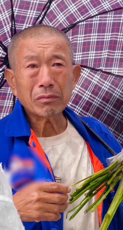 “火到人民日报了！”，贵州兴义，男子即将入伍，父母在外务工本以为会是自己“独自出