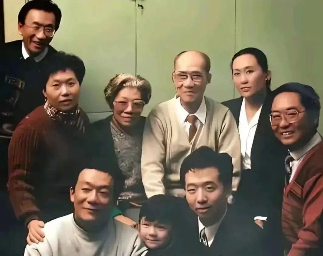 这张照片是1992年春节，侯宝林与妻儿的珍贵合影！画面中侯宝林与妻子王雅兰并