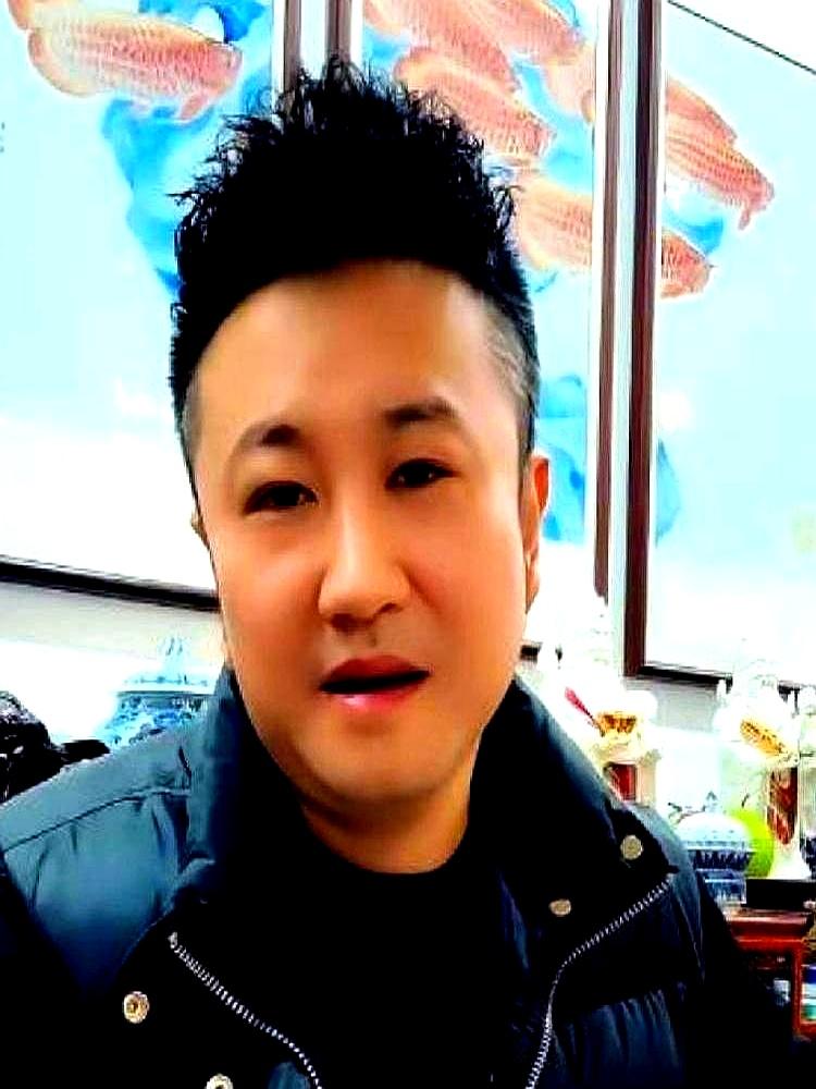 你敢信？德云社2010年差点散架那阵，第一个站出来死保郭德纲的，是个入社才2年的