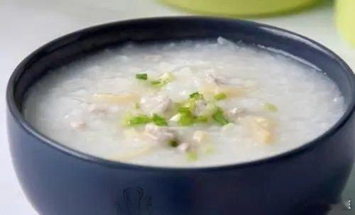 滋阴润肺药膳：“粳米玉竹粥”：原料：新鲜玉竹50克(或干玉竹20克)，粳米100