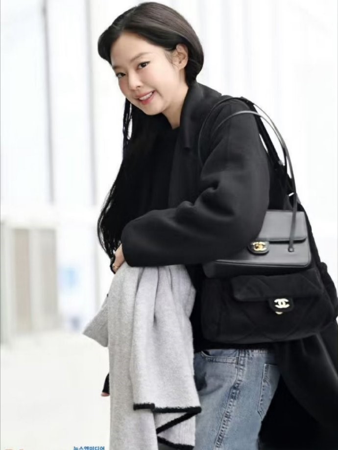 JennieGMP出境图来了，黑衣配牛仔超随性，状态松弛感拉满，机场像秀场，每