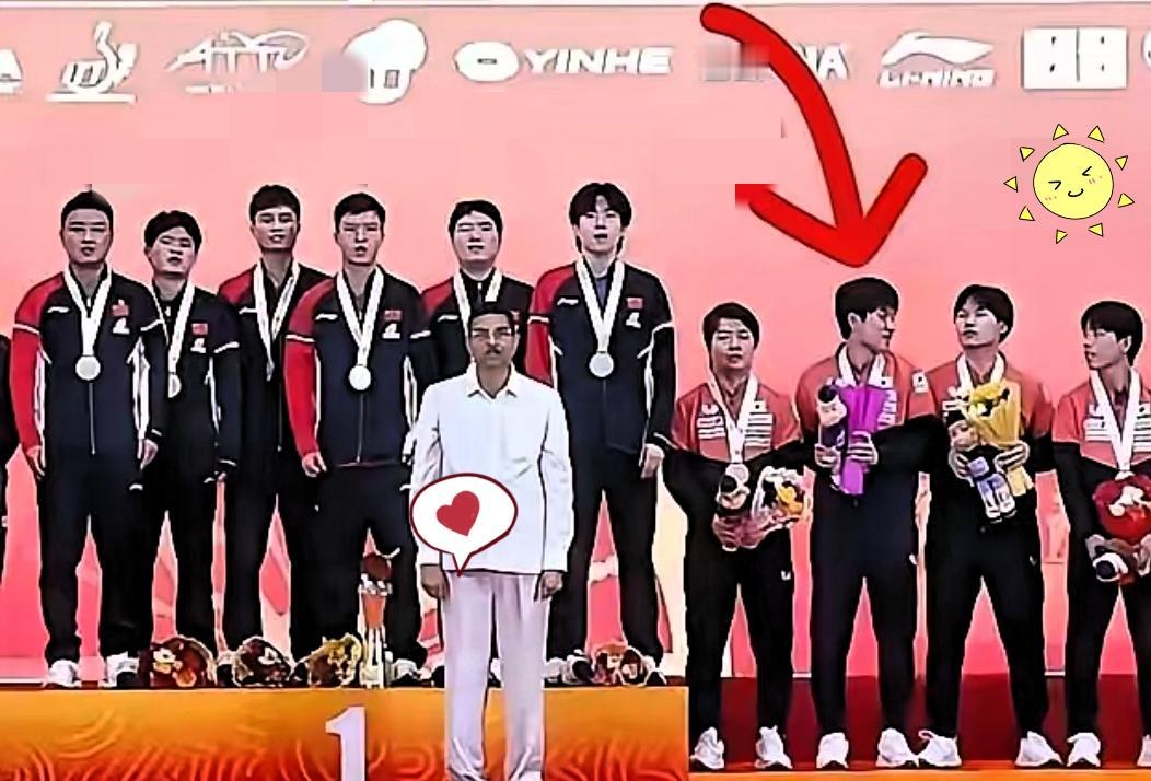 大家有没有注意到张本智和昨天在颁奖台上的表现？升国旗、奏国歌时，中日运动员都