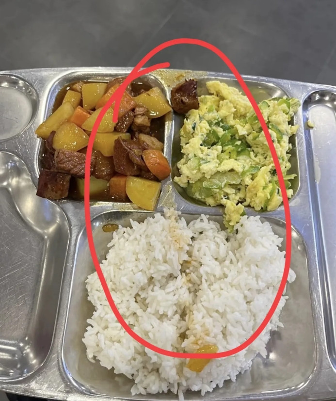 这是我女儿在学校食堂的饭菜，每天还15元一顿