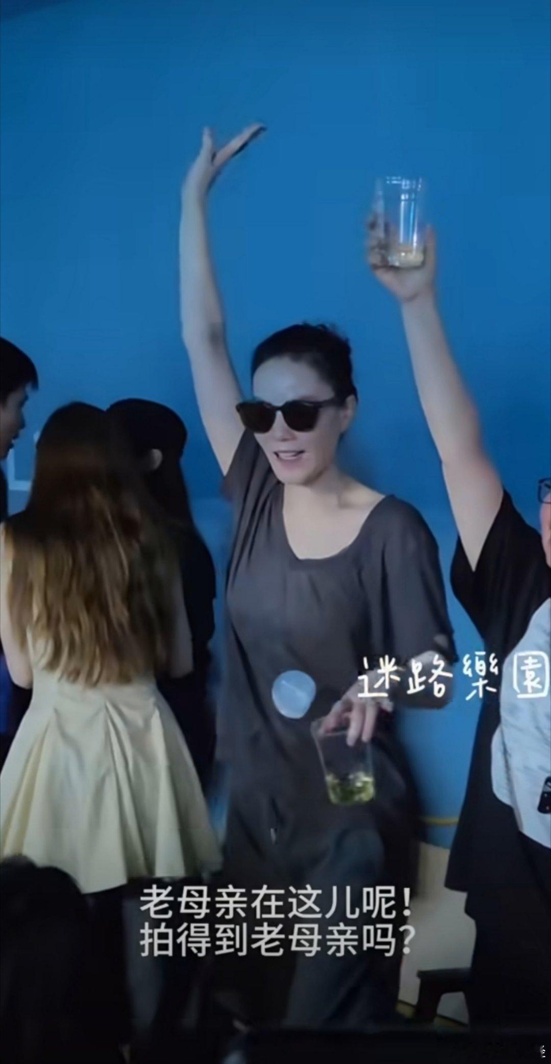 王菲朝窦靖童喊老母亲在这呢看到天后在台下这样毫无包袱地大喊“老母亲在这呢”，真的