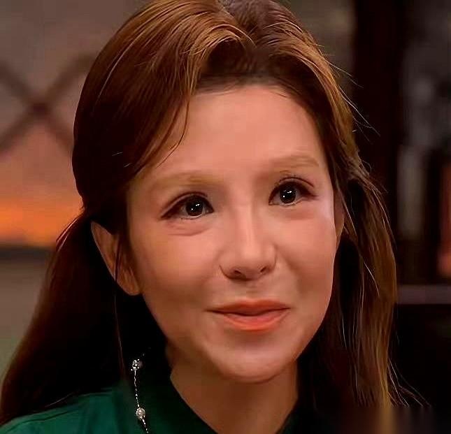 朱迅一张没加滤镜的生图，让评论区炸了。一堆人说她眉毛颜色奇怪，看着像赛博格，脸