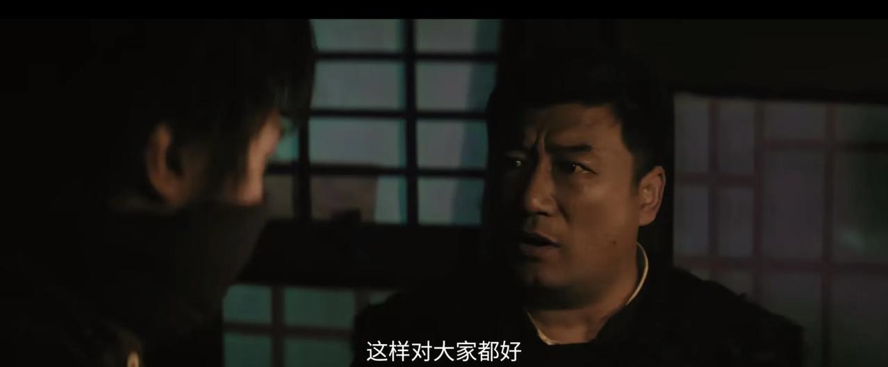 《归队》田小贵偷偷来找朴掌柜打听消息，朴掌柜把外地客商买参的事说出来，田小贵说