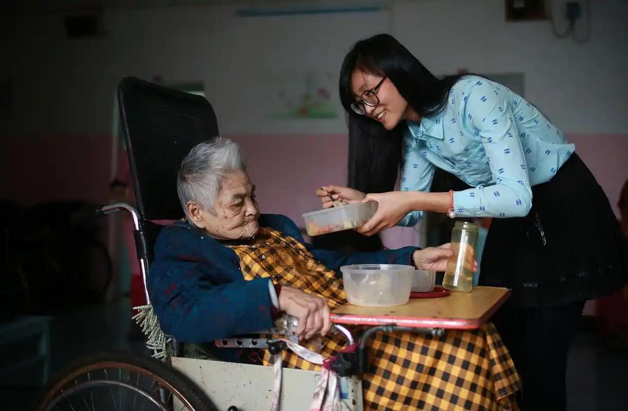 大家发现了吗？现在农村冒出了一个怪事。老人的存款、家产、宅基地，一分不给女儿，