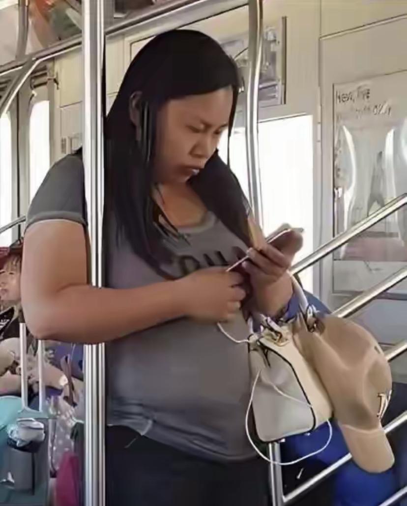 凤姐当初不去美国的话，现在绝对过得很好。现在网络这么发达，她如果直播的话，