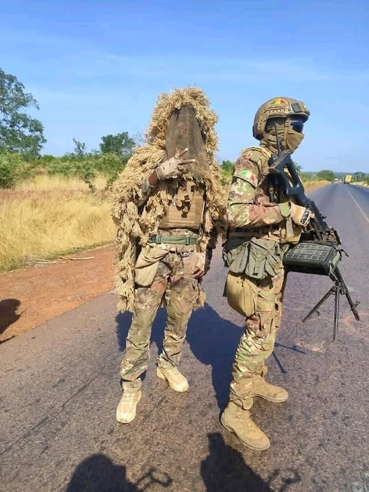 马里武装部队（FAMa）狙击手的照片，他们身穿草地迷彩服，配备步枪和机枪，在萨赫