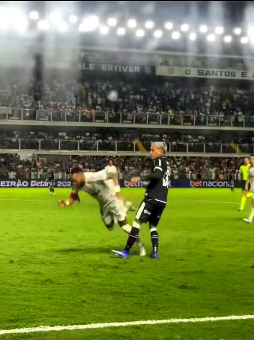 我看了内马尔上届世界杯和超过一半的法甲录像，真的惊了。对手根本抢不到球，心态