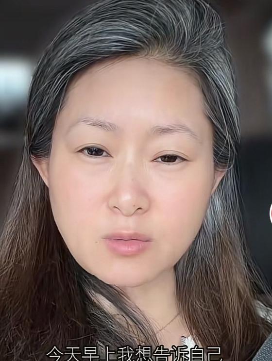 场子姐，真被网友说中了！陕西安康的郭某（网名"场子姐"）打开丈夫胡某的车门，