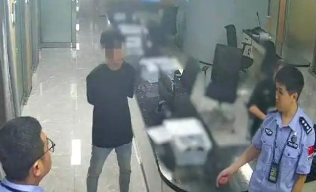 太危险了！白云机场海关工作人员拦下一名准备独自出境的男高中生，简单询问几句后，在