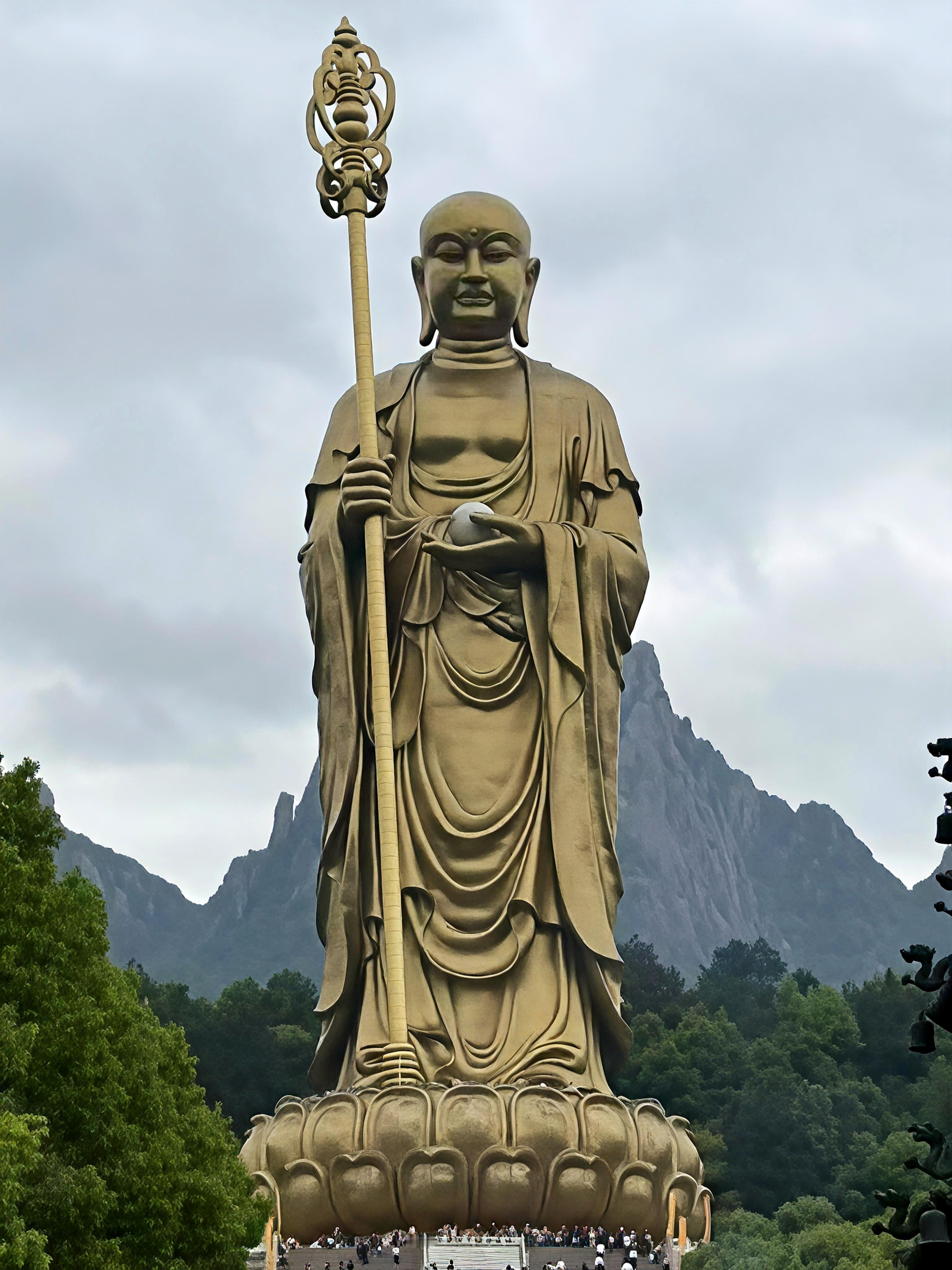赴一场九华山的约，乘索道穿云过雾，层层绿意漫过视线，远山在薄雾里若隐若现。站在大