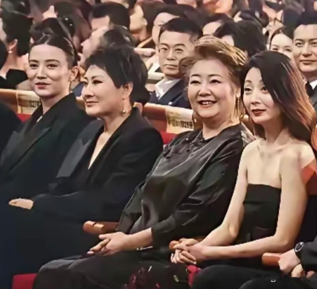 4个美女坐一排，左一是细眉飞扬的宋佳，左二是明眸善睐的张凯丽，还是萨日娜最自然好