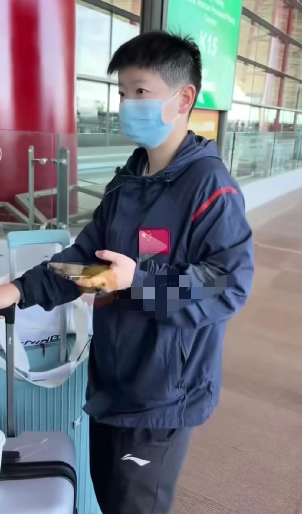 孙颖莎的新发型，直接被狠狠拿捏了！她那秀气好看的小脸蛋，配上这个新发型，帅气