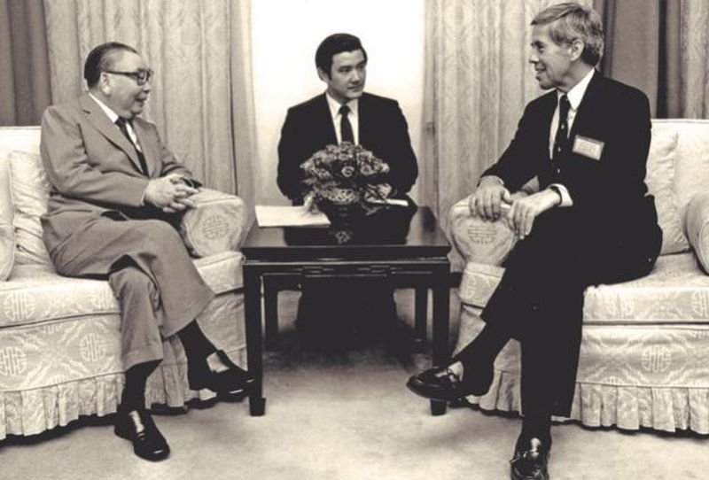 1986年蒋经国接见美国参议员，由当时的英文秘书马英九担任翻译。