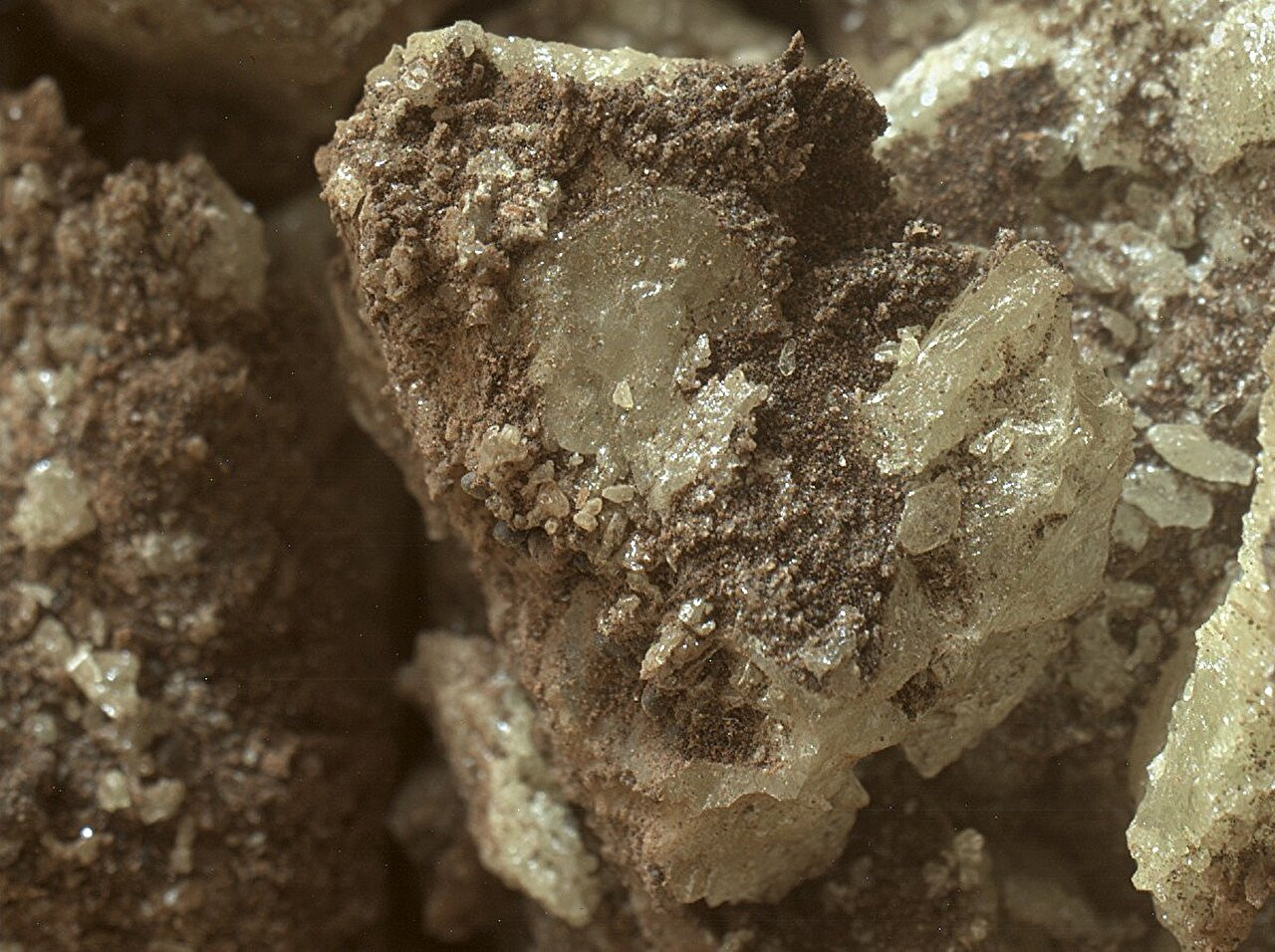 好奇号传回图像显示硫磺晶体碎片，这是人类首次在火星上目睹此类矿物。硫磺晶体的存在