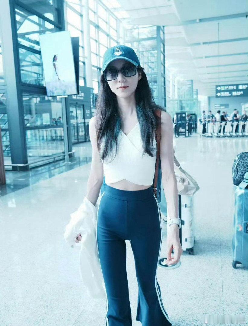 韩雪身形骨架舒展大气，体态端庄挺拔，自带大方氛围感，整个人气场格外出众。