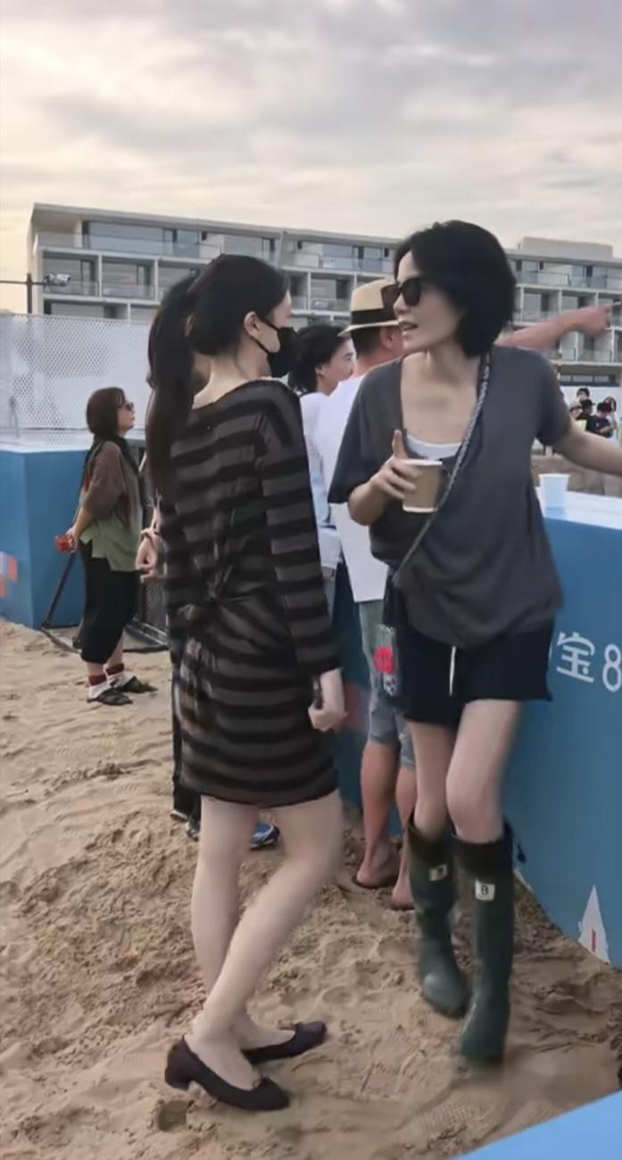 李嫣这身材与妈妈就像复制粘贴，高挑纤细，大长腿！气质也一模一样，从背影