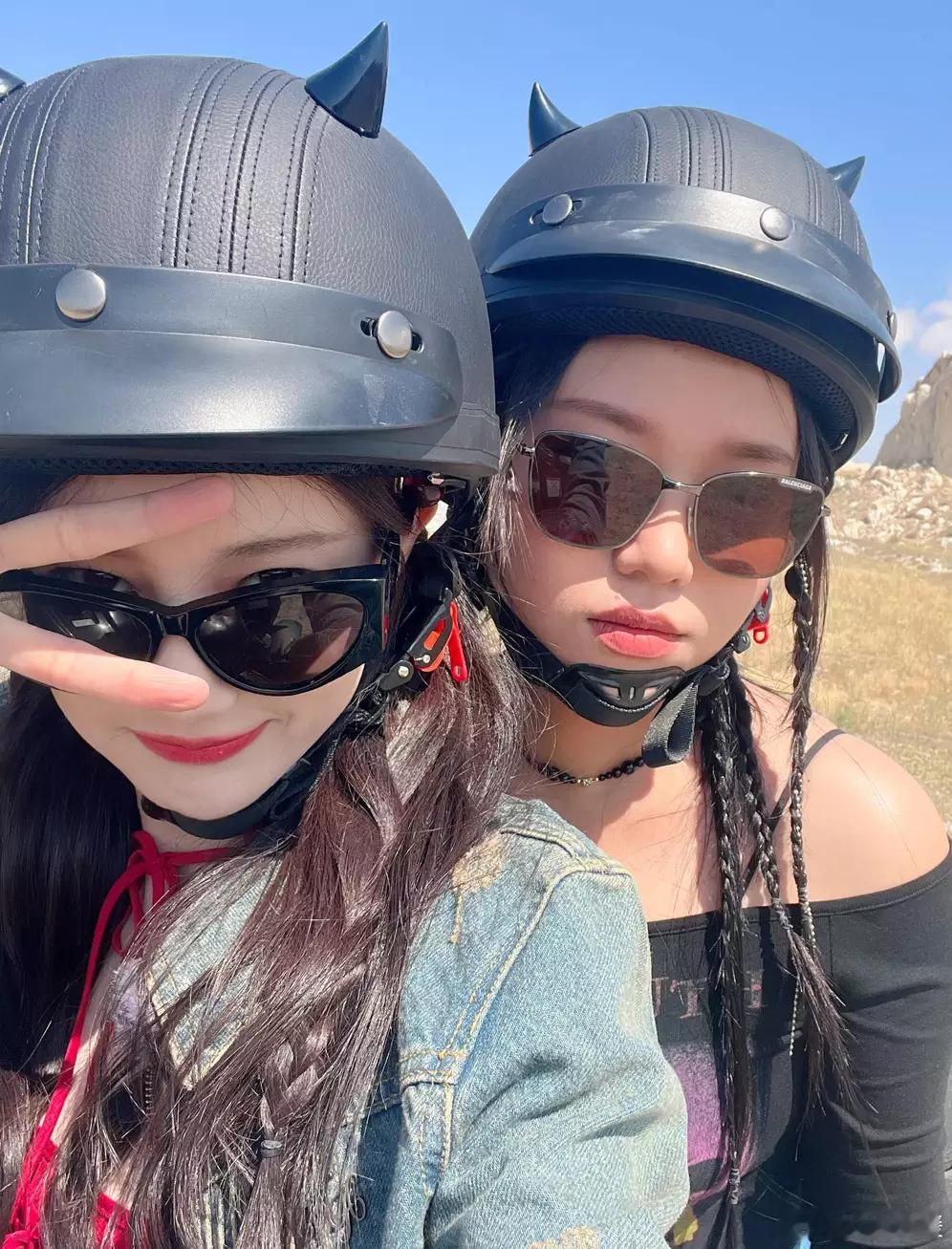 李一桐牛仔穿搭酷帅有型和李雪琴自拍画面有爱