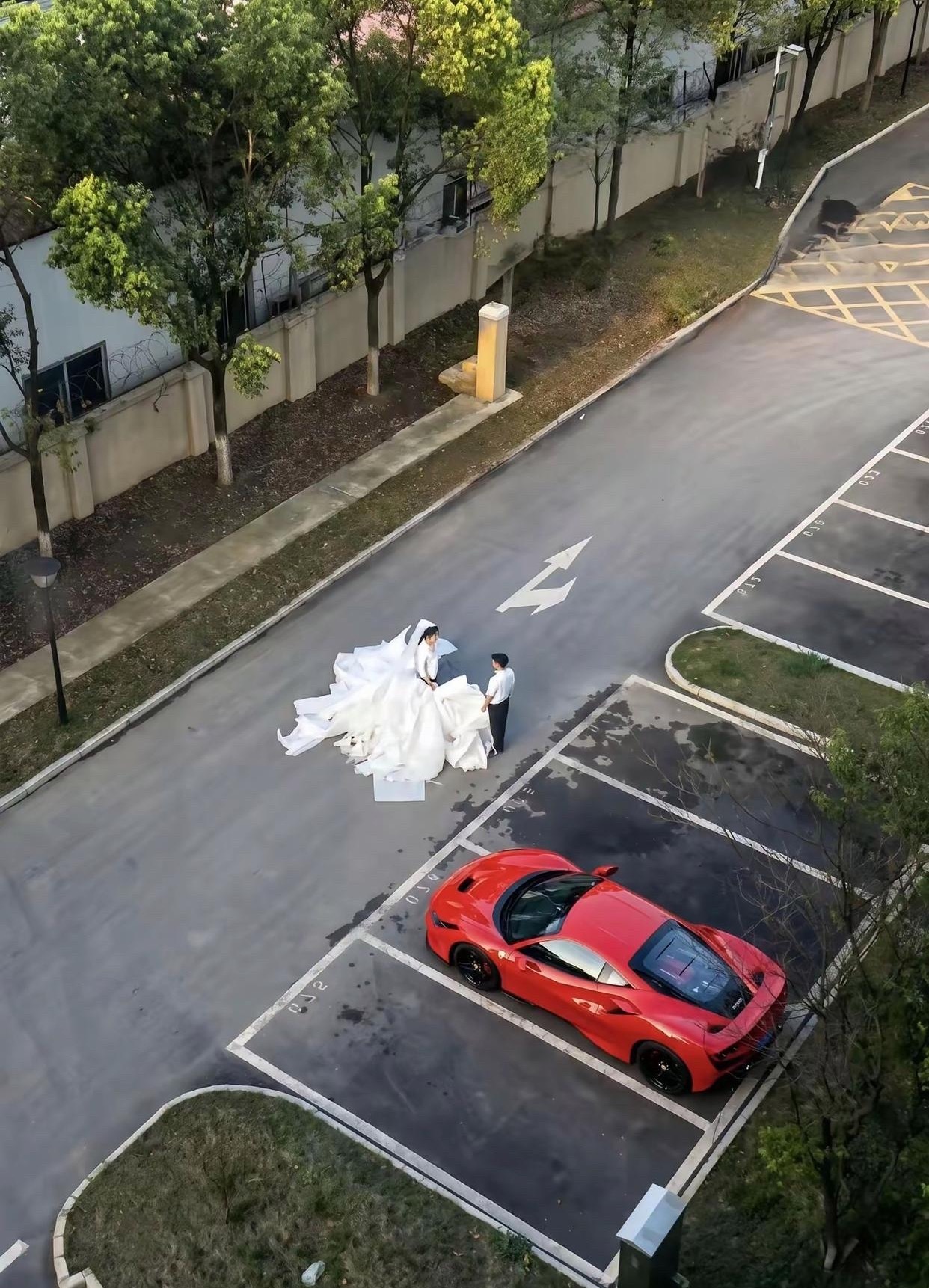 远看以为是拍婚纱照近看是保洁与保安​​​