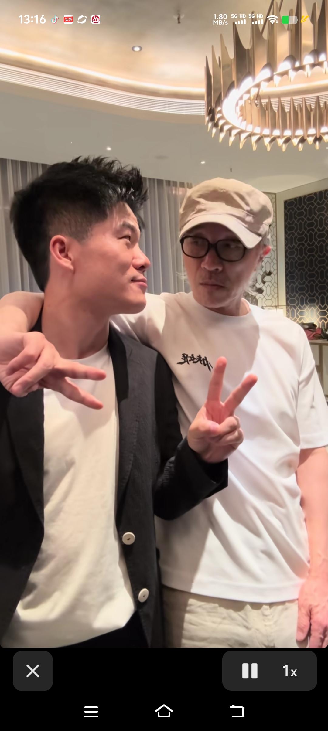董宇辉喊话星爷做客“兰知春序”直播间，有两点想不到。第一点，星爷应邀了，大家