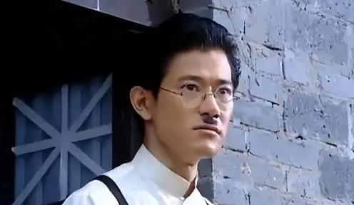 在中国捞金25年娶中国老婆、让女儿入中国籍，靠“鬼子专业户”和综艺爆红，却两度发
