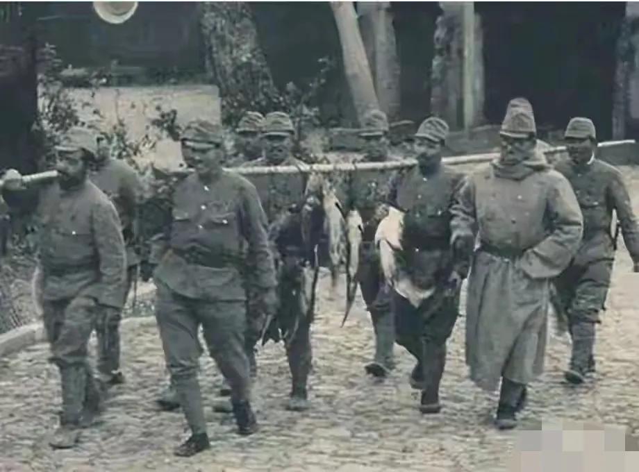 日本鬼子进村烧、杀、抢、掠的真实镜头，什么都不放过。