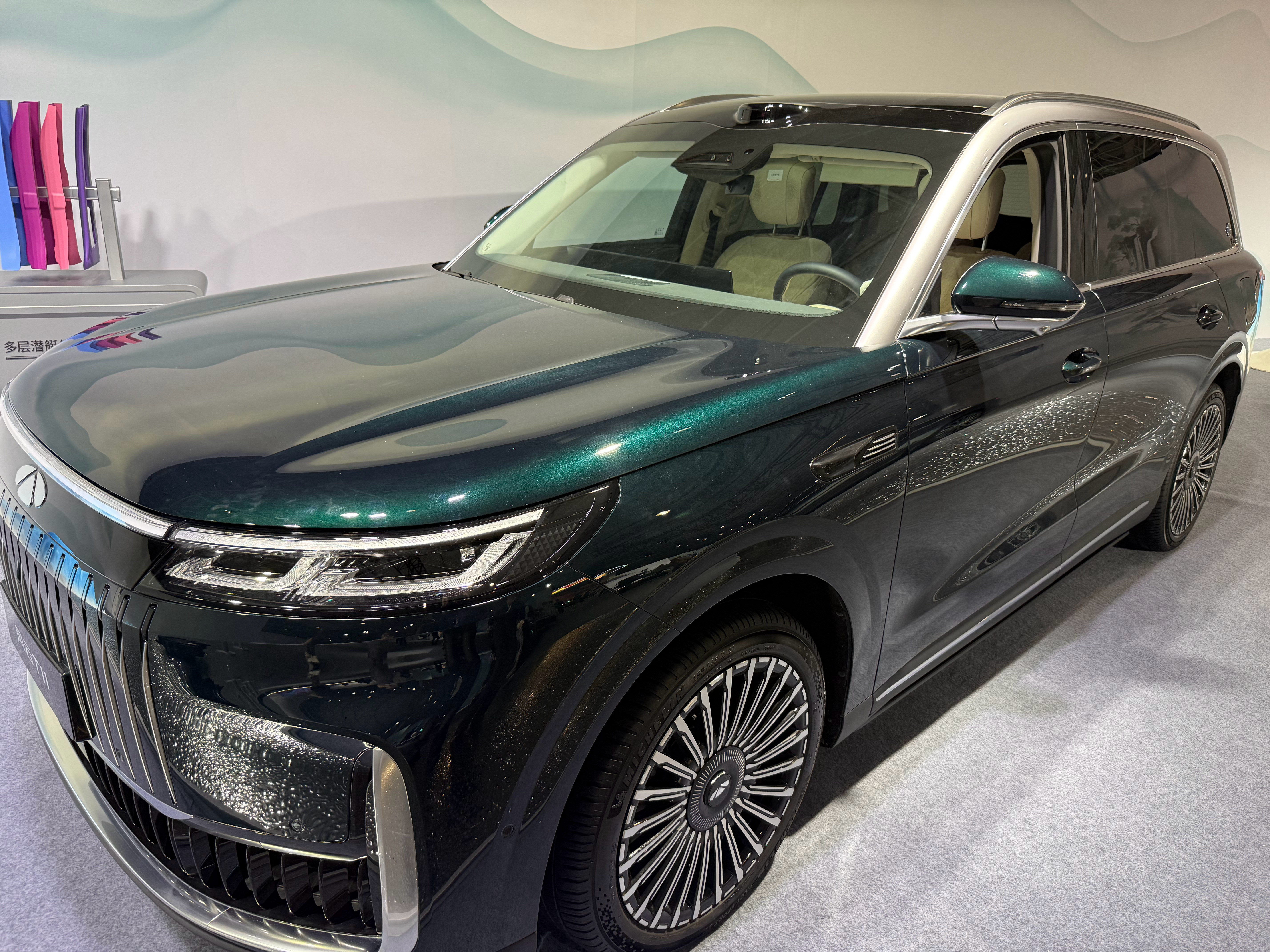 昨天晚上见到了奇瑞的风云T9L,惊讶的是一米八的我在这个车旁边都变得娇小起来，坐