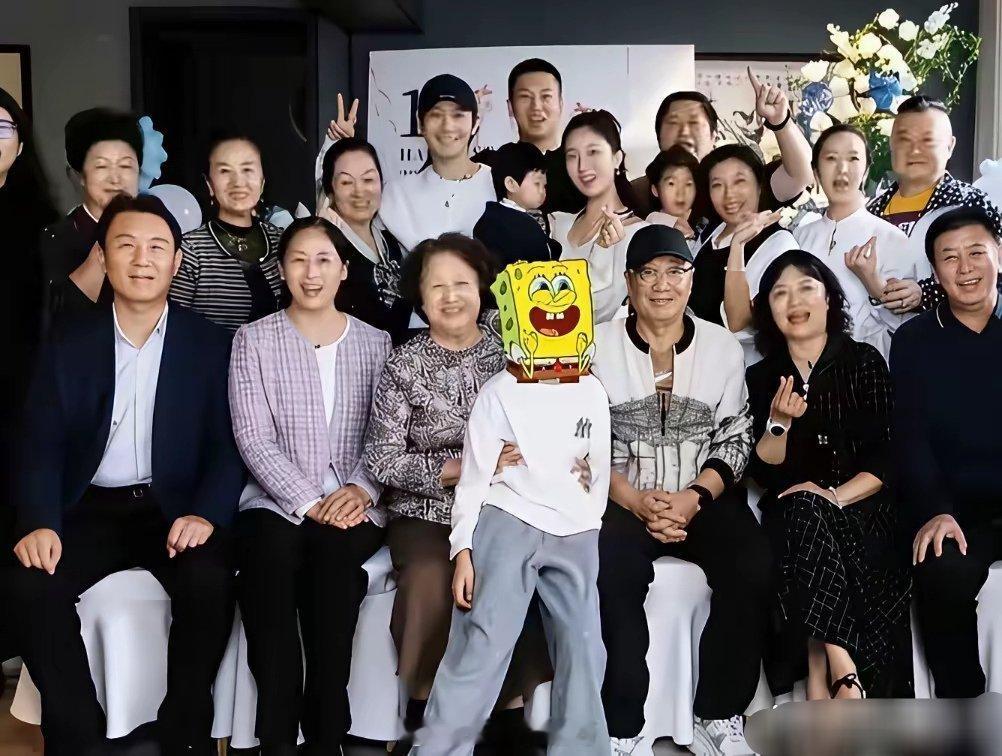 叶珂承认已和黄晓明分手，而且是在她孕晚期分的。黄晓明妈妈只管杨颖儿子。