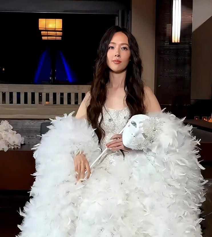 郭碧婷最近这生图一出来，全网都在喊“向太审美崩塌”，吐槽她面容消瘦是不是豪门日子