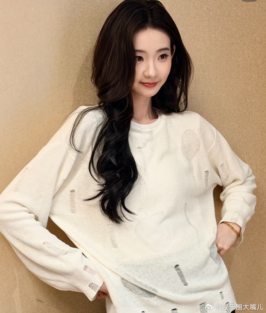 张艺凡把小朋友的画穿在了身上张艺凡从童话书里走出来的公主张艺凡这件裙子，把小朋