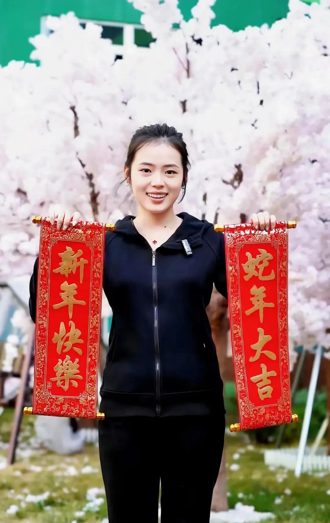 王大头好兄弟牛冠凯的未婚妻长得还是肤白貌美，相当不错！这女孩温婉可人，牙齿整齐