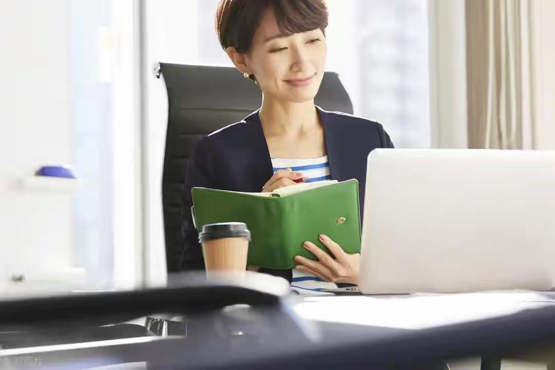 昨天去菜市场买菜，有一幕让我心里不是滋味——一位头发全白的老奶奶在肉摊前站