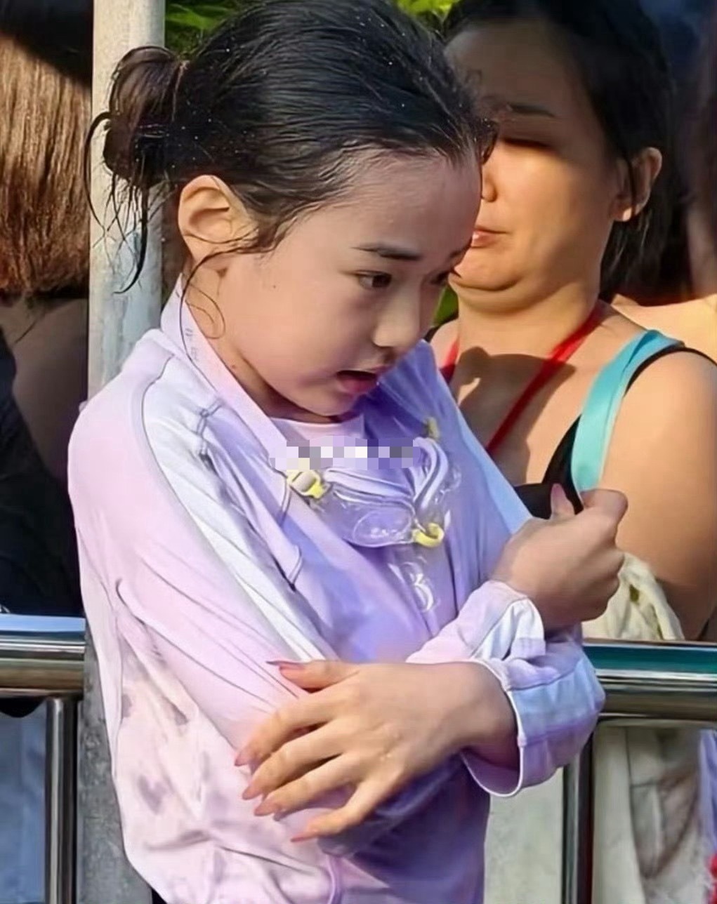 现在的小女孩九岁就做这么长的美甲了吗？