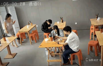 男人没有错，只因女子太漂亮，因此多看了几眼，这很正常不过，只是和他一起吃饭的女朋
